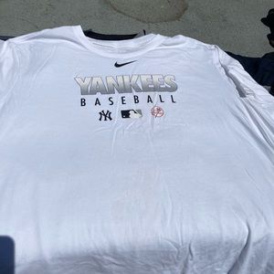 Yankees tshirt